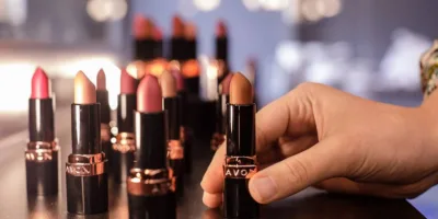 Com dificuldades, Avon considera vender operações para a Natura