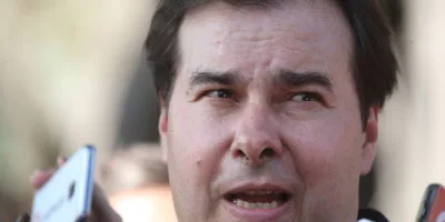 Rodrigo Maia volta a atacar filhos de Bolsonaro