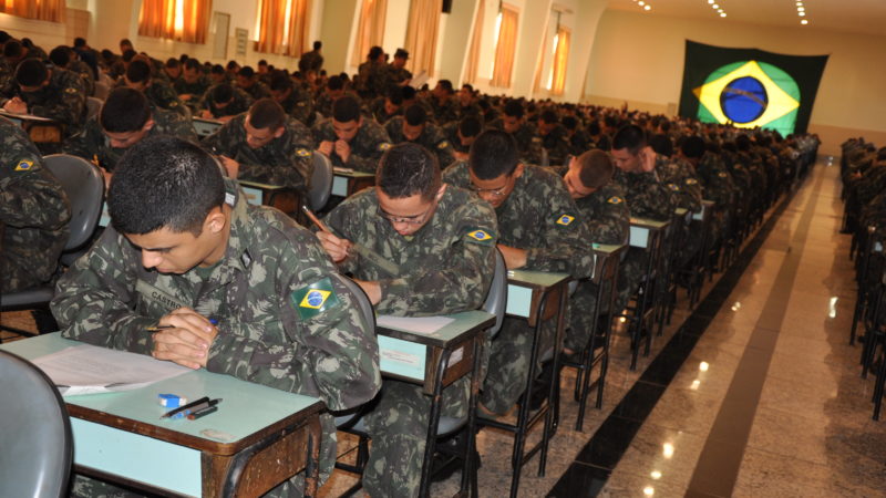 Militares entregam proposta de reforma da Previdência a Paulo Guedes