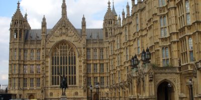 Parlamento britânico rejeita possibilidade de Brexit sem acordo