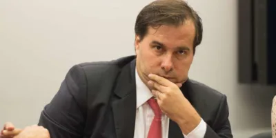 Maia diz que está na hora de Bolsonaro parar de ‘brincadeira’ e trabalhar
