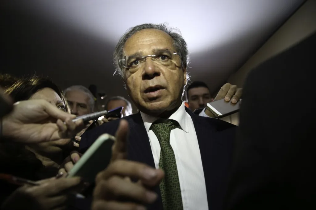 Paulo Guedes: câmbio está indo para o lugar real, de equilíbrio
