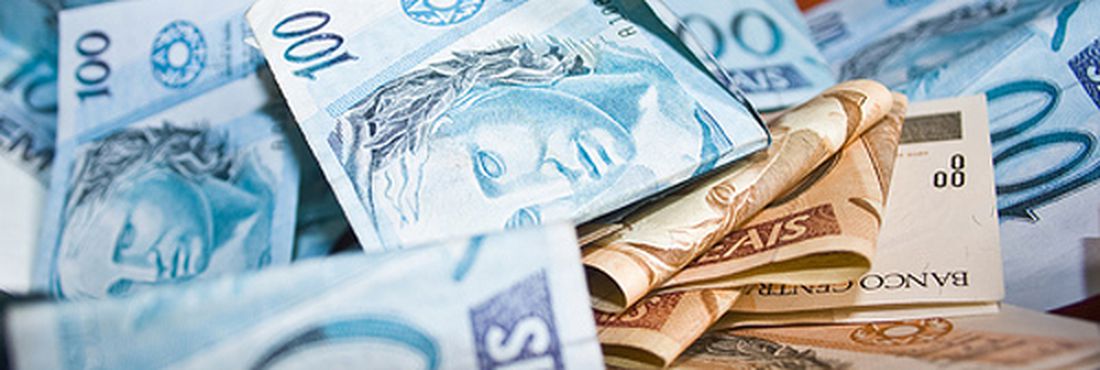 Salário mínimo sobe para R$ 1.045 a partir de fevereiro, diz Bolsonaro
