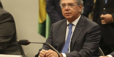 Paulo Guedes quer antecipação de repasses da Caixa e do BNDES