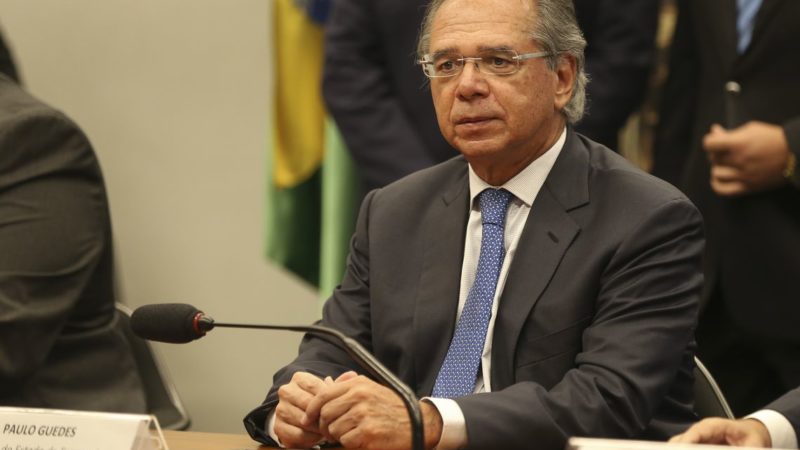 Paulo Guedes quer congelar salários de servidores públicos por dois anos