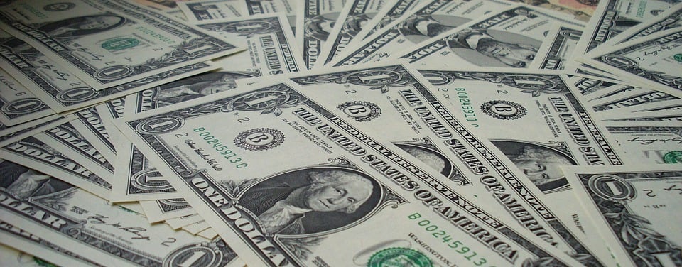 Dólar encerra em leve alta de 0,04%, cotado em R$ 4,393