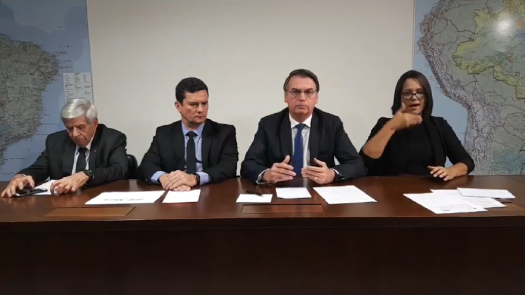 Bolsonaro anuncia 13º do Bolsa Família em live no Facebook