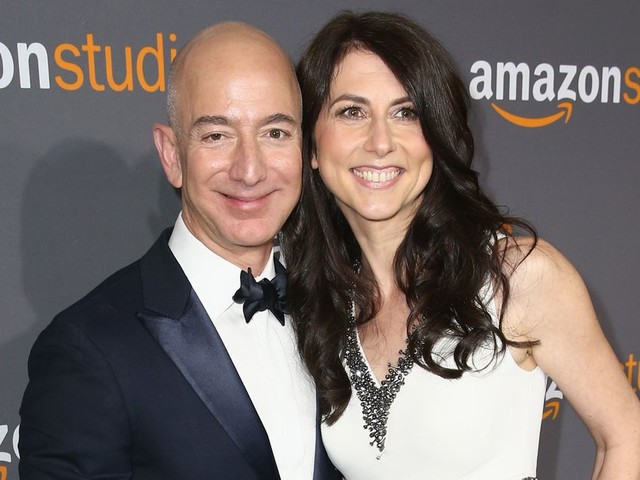 Ex-esposa de Jeff Bezos cede controle da Amazon em acordo do divórcio