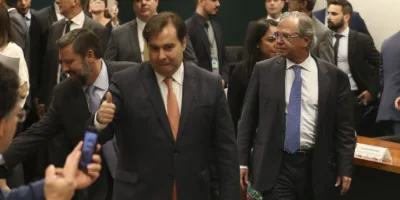 Ibovespa cai com movimentação corporativa e reforma da Previdência