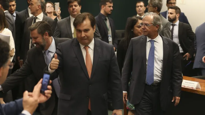 Ibovespa cai com movimentação corporativa e reforma da Previdência