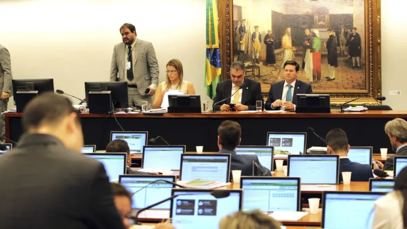 Ibovespa em alta; Reforma na CCJ e embate: Governo x Caminhoneiros