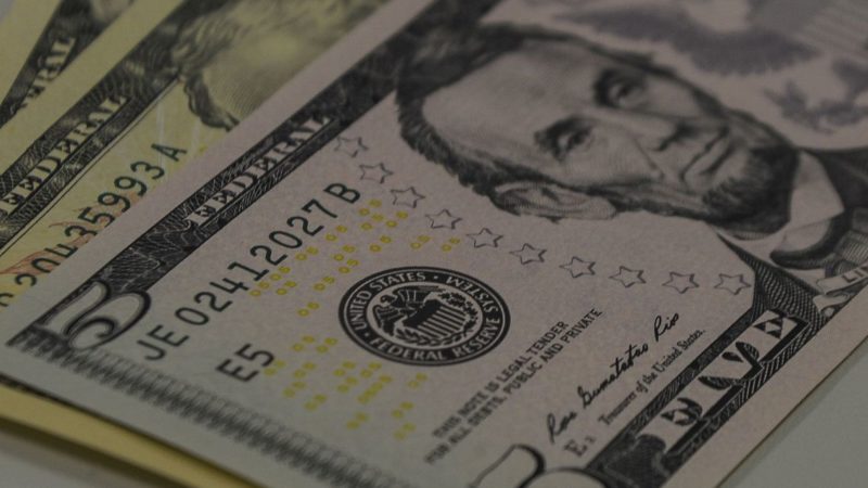 Dólar encerra em queda de 1,103% sendo cotado a R$ 4,0633
