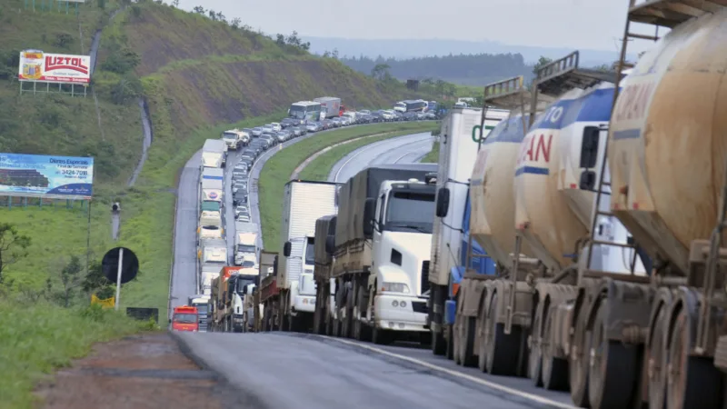 Frete mais barato? Alíquota única do ICMS pode reduzir litro do diesel em R$ 0,21