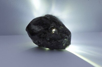 Mineradora encontra segundo maior diamante do mundo em Botsuana
