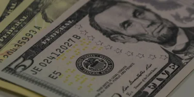 Dólar em queda com o mercado atento a novidades sobre a Previdência