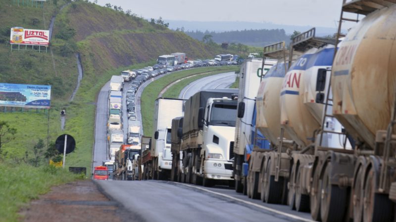 Greve dos caminhoneiros bloqueia rodovias em 16 estados