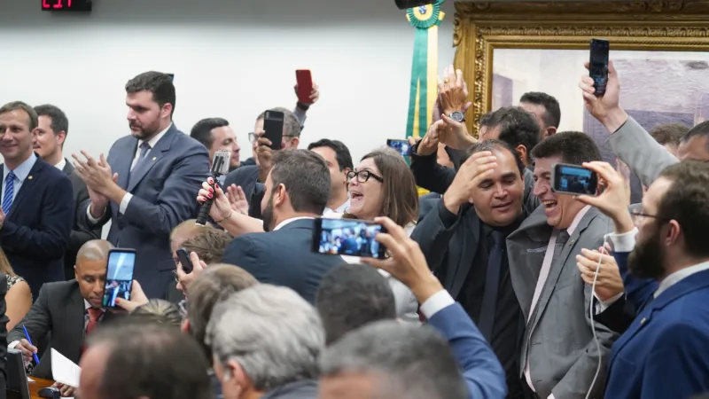 Reforma da Previdência é aprovada na CCJ por 48 votos a 18