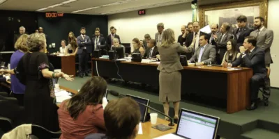 Após tumulto, relator apresenta parecer a favor da reforma da Previdência