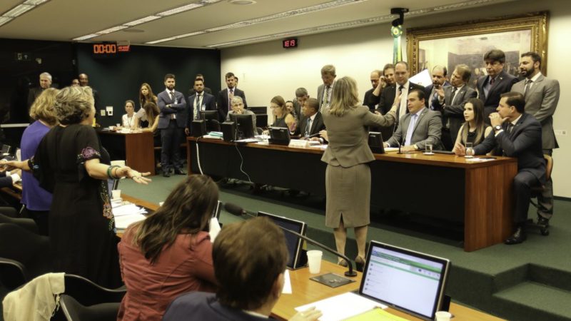 Após tumulto, relator apresenta parecer a favor da reforma da Previdência