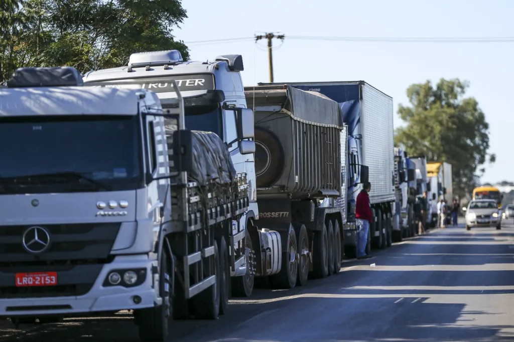 Greve dos caminhoneiros: entidade orienta para não bloquear estradas