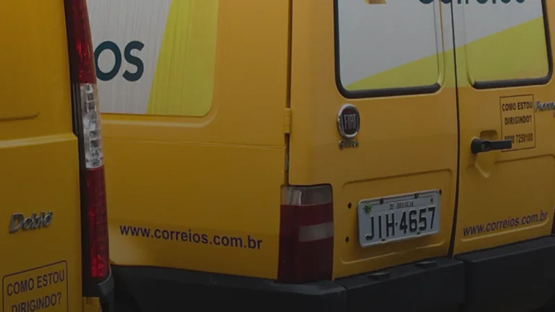 Correios: Funcionários aprovam continuidade da greve em todo País