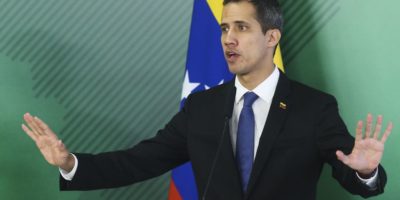 Juan Guaidó diz ter apoio de militares e ameaça depor Nicolás Maduro