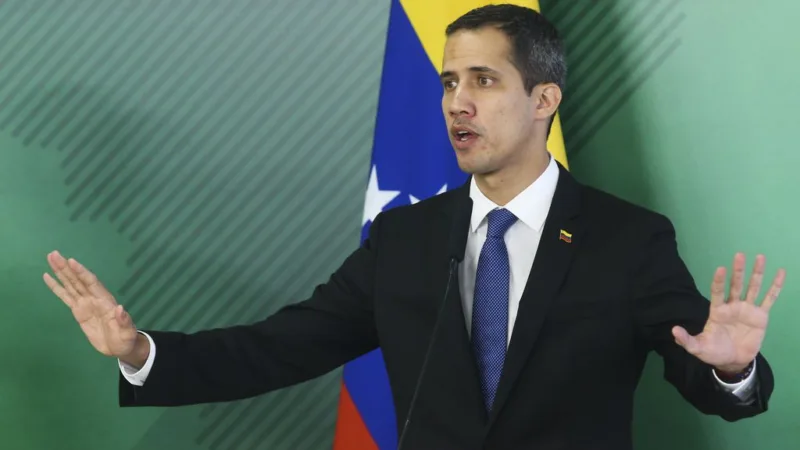 Juan Guaidó diz ter apoio de militares e ameaça depor Nicolás Maduro