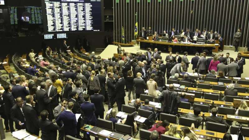 Ibovespa cai após recorde histórico e reforma segue no radar do mercado