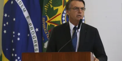 Bolsonaro assina 18 decretos e projetos no evento de 100 dias de governo