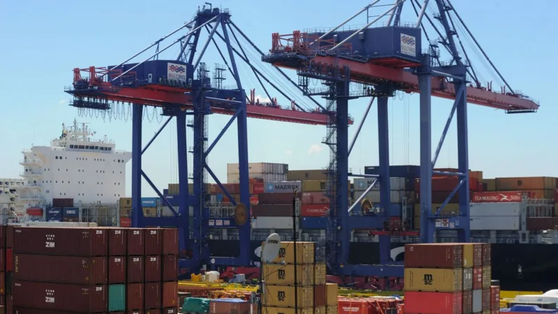 Apesar de queda de 9%, balança comercial tem superávit de US bi