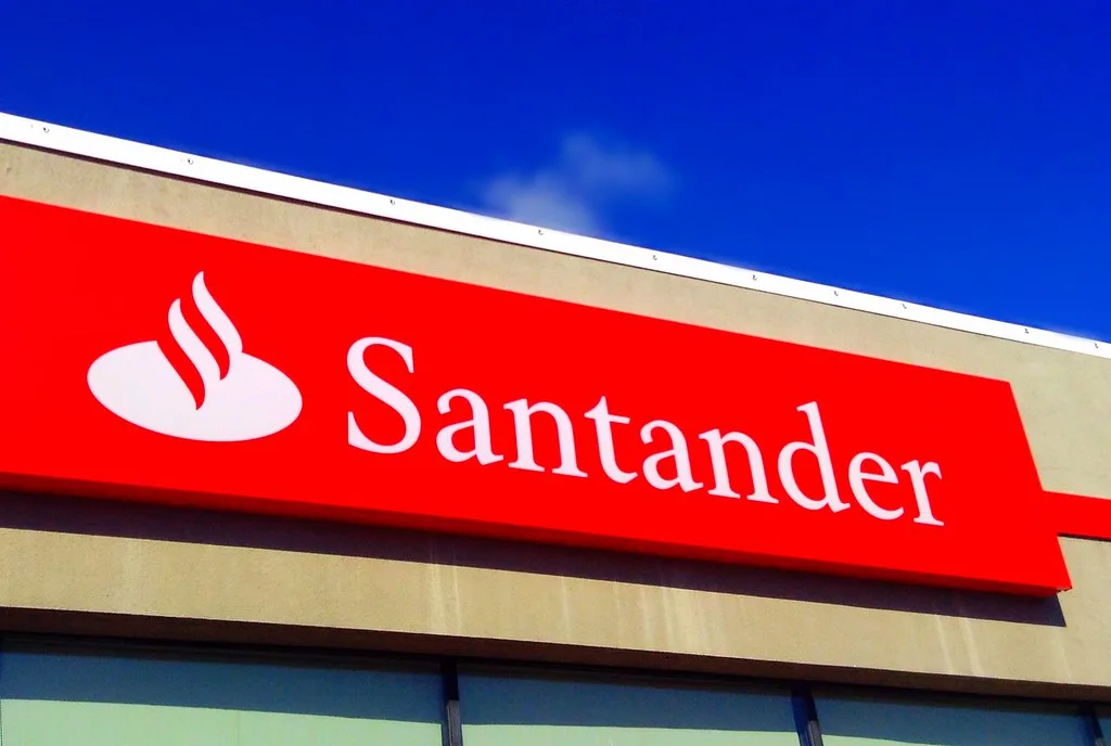 Santander (SANB11) pretende cortar 20% do quadro de trabalho no Brasil
