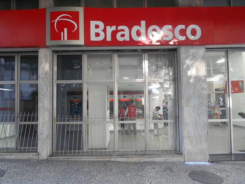 O Banco Bradesco (BBDC4) informou nesta quinta-feira (2) que antecipará o pagamento da primeira parcela do 13º salário no dia 29 de abril.
