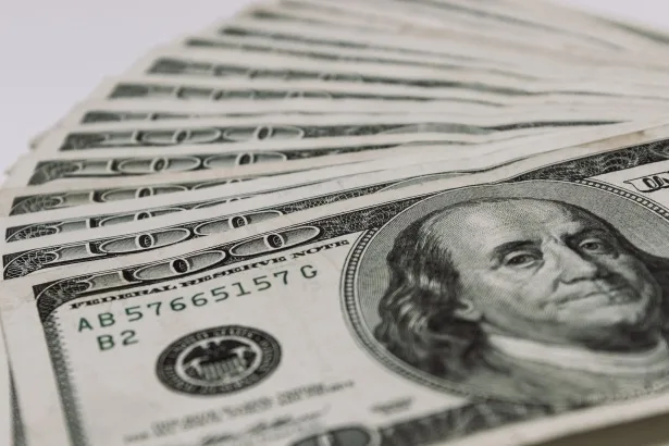 Na última sessão, sexta-feira (4), o dólar encerrou em leve alta de 0,331%, a R$ 5,3081.