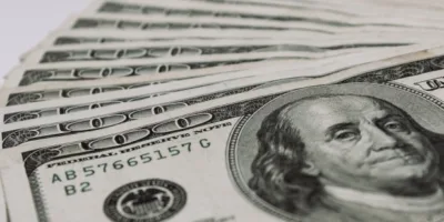 Dólar encerra em queda de 0,5% com Bolsonaro articulando Previdência