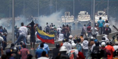 Confronto na Venezuela: Blindados do governo Maduro avançam contra manifestantes
