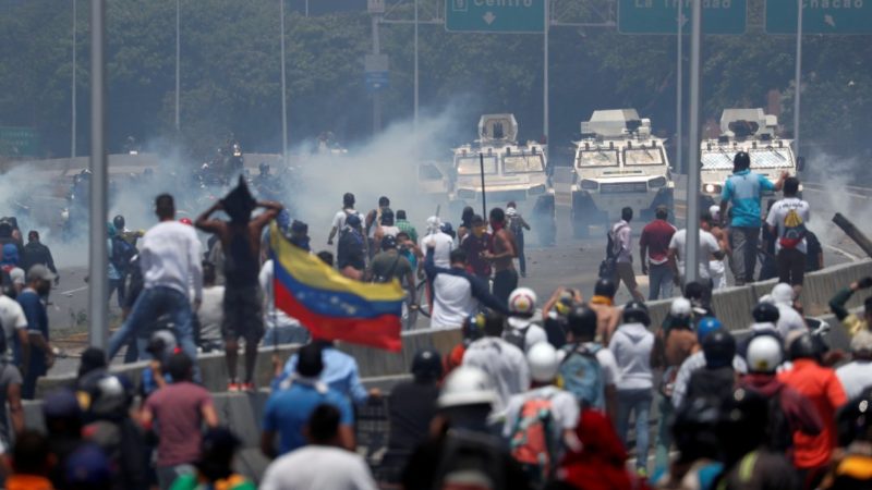Confronto na Venezuela: Blindados do governo Maduro avançam contra manifestantes