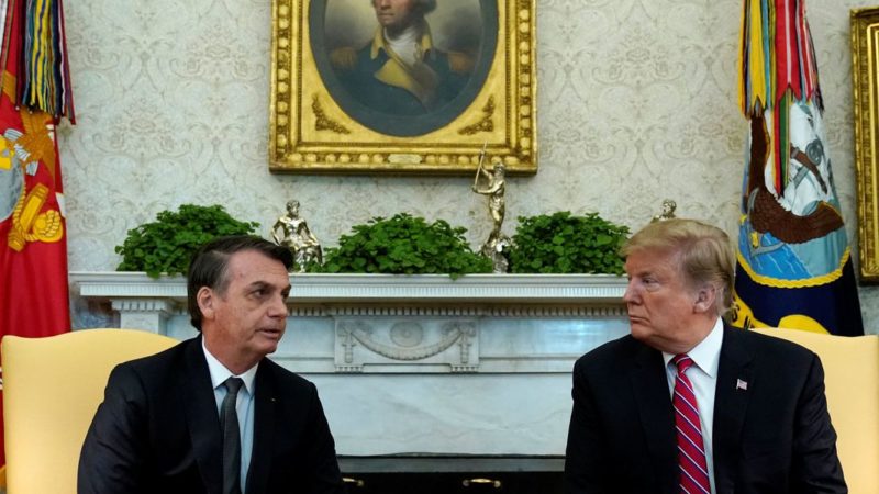 Trump oferece ajuda a Bolsonaro para combater queimadas na Amazônia