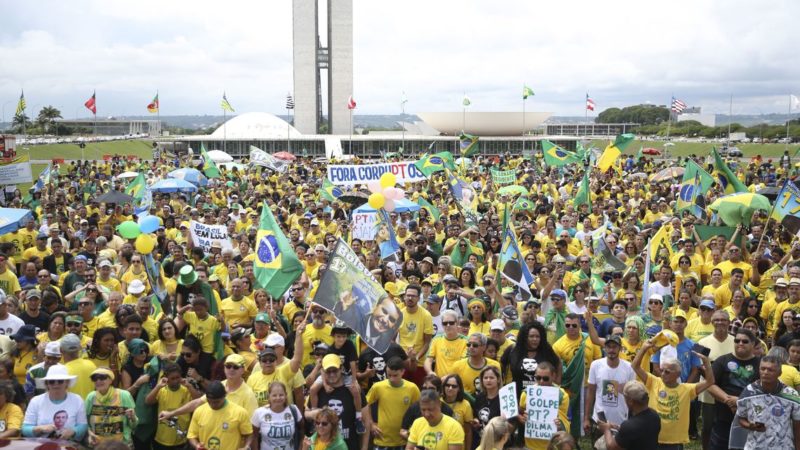 Dólar em queda; Manifestação pró-Bolsonaro é avaliada pelo mercado