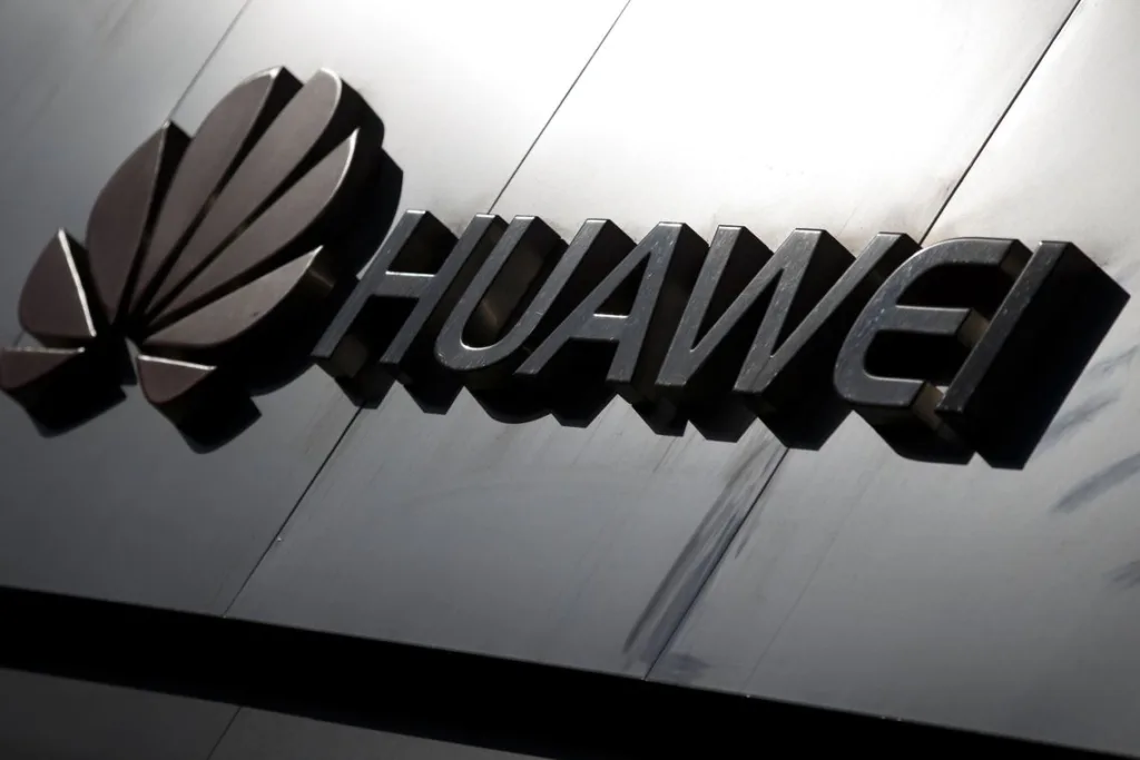 Huawei perde força com bloqueio dos EUA e polêmicas vindas de Pequim