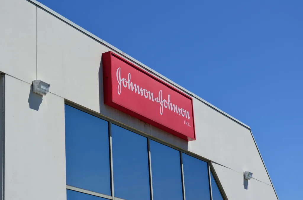 Johnson & Johnson amplia lucro