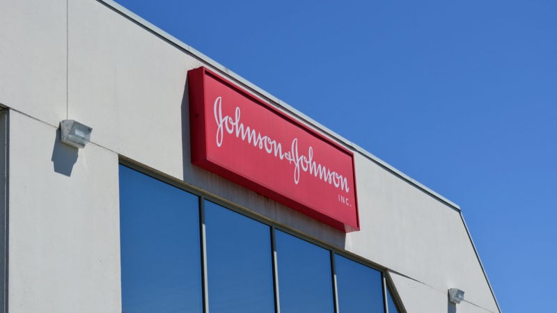 Johnson & Johnson tem multa reduzida após juiz errar cálculo