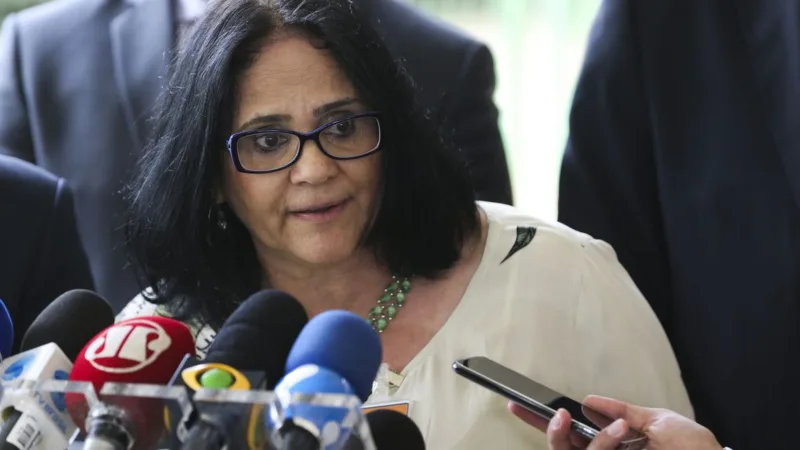 Ministra Damares Alves pede para deixar o cargo, diz revista