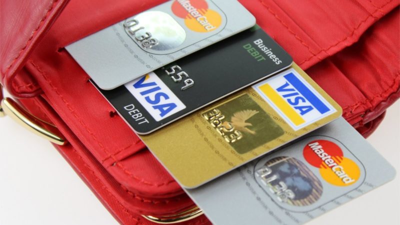 Juros de cartão de crédito alcançam 299,8% ao ano em maio, diz BC