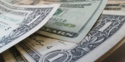 Dólar abre em leve alta atento à reforma da Previdência dos militares e resultados trimestrais