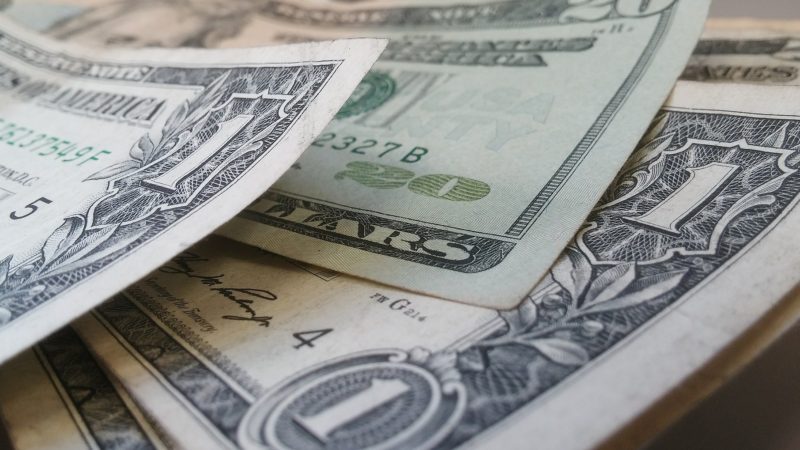 Dólar abre a semana em queda de 1%, cotado a R$ 5,51