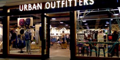 Urban Outfitters lança serviço para aluguel de roupas e ação cai 9%