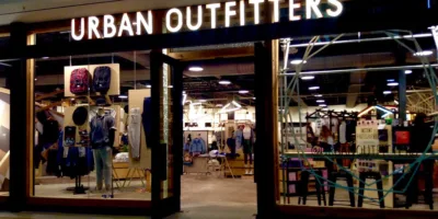 Urban Outfitters lança serviço para aluguel de roupas e ação cai 9%