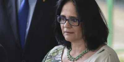 Damares Alves nega ter pedido para deixar cargo no governo
