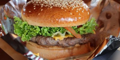 Outback será o 1° a vender hambúrguer de proteína vegetal da Marfrig