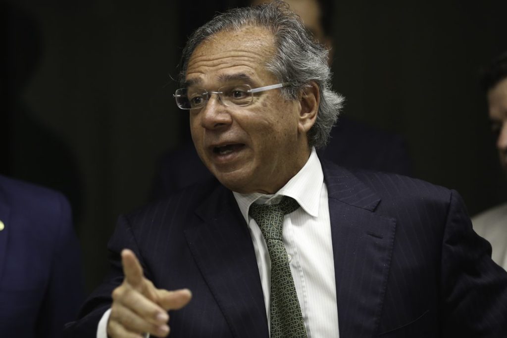 "Petrobras deve colocar foco em produção de petróleo", diz Guedes